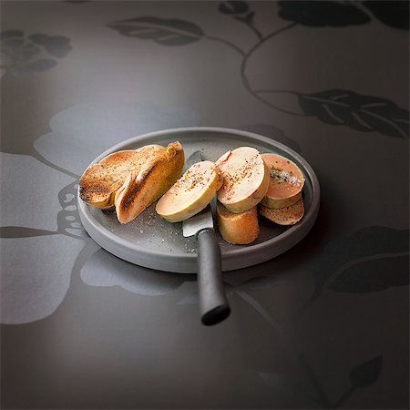 simsearch:652-03634625,k - Foie gras on toast Foto de stock - Con derechos protegidos, Código: 825-06818062