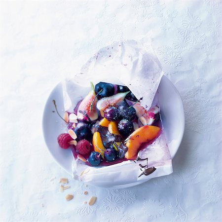 simsearch:652-03634796,k - Fruit cooked in wax paper with chocolate sauce Foto de stock - Con derechos protegidos, Código: 825-06818072