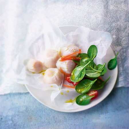 simsearch:825-05836684,k - Scallop and baby spinach leaf salad Fotografie stock - Rights-Managed, Codice: 825-06818088