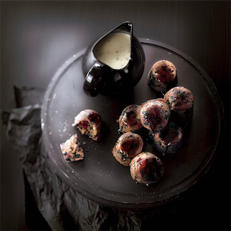 simsearch:652-03804341,k - Mint-flavored mini puddings with redcurrant jelly and custard Foto de stock - Con derechos protegidos, Código: 825-06818104