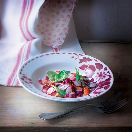 simsearch:652-05807877,k - Radish and pomegranate salad Stockbilder - Lizenzpflichtiges, Bildnummer: 825-06818146