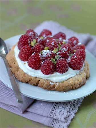 simsearch:825-07649248,k - Raspberry and ricotta-mascarpone tartlet Fotografie stock - Rights-Managed, Codice: 825-06818155