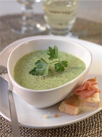 simsearch:652-07655200,k - Cream of lettuce and mint soup Photographie de stock - Rights-Managed, Code: 825-06818159