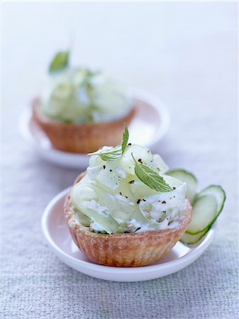 simsearch:825-07523209,k - Cream cheese and cucumber tartlets Photographie de stock - Rights-Managed, Code: 825-06818164