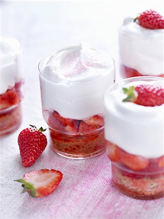 simsearch:652-07655598,k - Shortbread cookie,strawberry and white chocolate whipped cream Verrines Foto de stock - Con derechos protegidos, Código: 825-06818168
