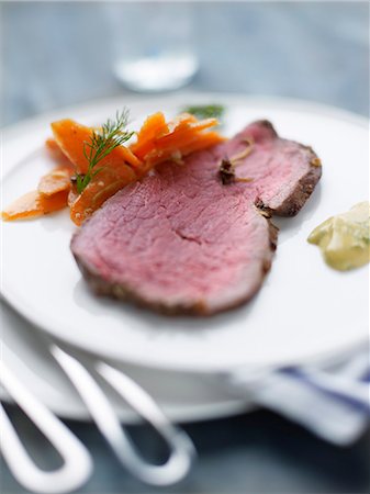 Slice of roast beef with carrots ,tarragon and mustard sauce Foto de stock - Con derechos protegidos, Código: 825-06818180