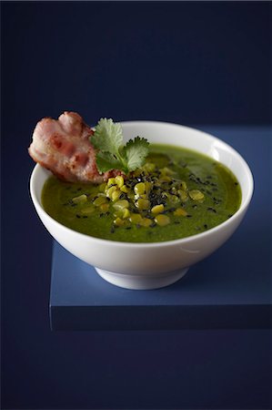 sésamo - Split pea soup with black sesame seeds and bacon Foto de stock - Con derechos protegidos, Código: 825-06818215