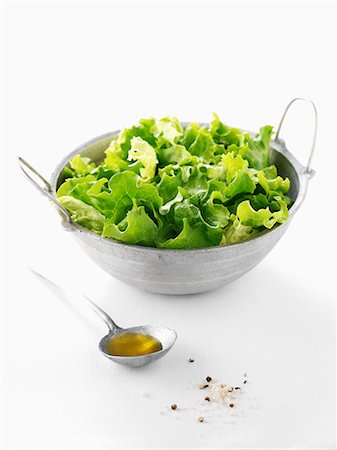photograph of lettuce - Lettuce salad with a spoonful of olive oil Foto de stock - Con derechos protegidos, Código: 825-06818226