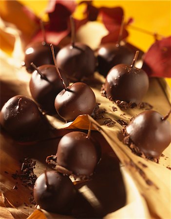 simsearch:652-05806842,k - Kirsch sour griotte cherries coated in chocolate Foto de stock - Con derechos protegidos, Código: 825-07075811