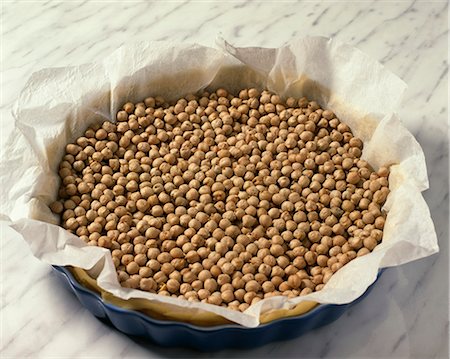 simsearch:652-05808734,k - Placing wax paper and chickpeas in the mould to cook before garnishing Photographie de stock - Rights-Managed, Code: 825-07075813