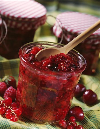 simsearch:825-05836990,k - Four fruit jam Photographie de stock - Rights-Managed, Code: 825-07075835