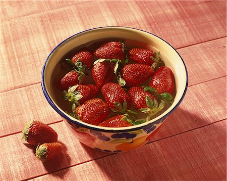 Washing the strawberries Photographie de stock - Rights-Managed, Code: 825-07075836