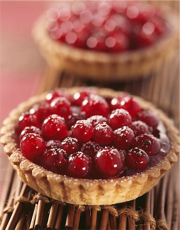 simsearch:652-05808572,k - Redcurrant tartlets Foto de stock - Con derechos protegidos, Código: 825-07075842