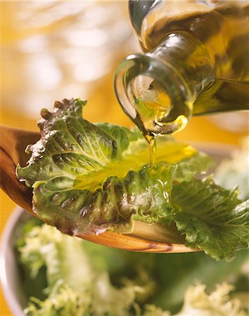 Pouring olive oil on a lettuce leaf Stockbilder - Lizenzpflichtiges, Bildnummer: 825-07075885