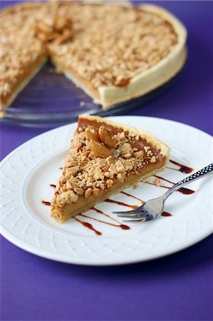 simsearch:652-06818617,k - Toffee and almond tart Stockbilder - Lizenzpflichtiges, Bildnummer: 825-07076397