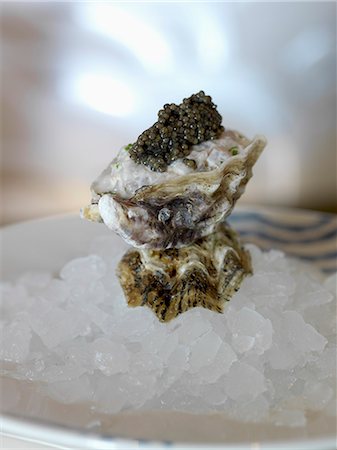 Oyster tartare with caviar Foto de stock - Con derechos protegidos, Código: 825-07076432