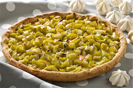simsearch:825-07076879,k - Rhubarb tart Photographie de stock - Rights-Managed, Code: 825-07076508