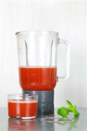 smoothie blenders - Preparing a strawberry smoothie in a blender Stock Photo - Rights-Managed, Code: 825-07076516