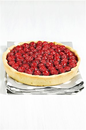 simsearch:825-07599762,k - Homemade raspberry tart Photographie de stock - Rights-Managed, Code: 825-07076518