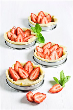 simsearch:652-06818789,k - Gariguette strawberry tartlets Stock Photo - Rights-Managed, Code: 825-07076519