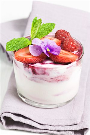 simsearch:825-07077149,k - Whipped Fromage blanc with summer fruit and violets Foto de stock - Con derechos protegidos, Código: 825-07076521