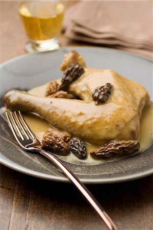 simsearch:825-07652974,k - Chicken in creamy morel sauce Foto de stock - Con derechos protegidos, Código: 825-07076530