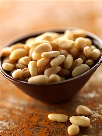 Small bowl of pine nuts Foto de stock - Con derechos protegidos, Código: 825-07076568