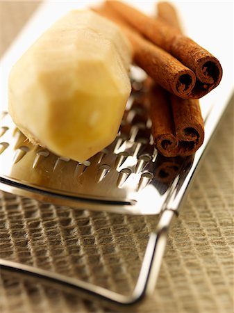 simsearch:652-02222267,k - Potato,cinnamon sticks and grater Stockbilder - Lizenzpflichtiges, Bildnummer: 825-07076578