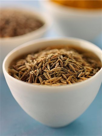 simsearch:825-07076582,k - Small bowl of cumin seeds Foto de stock - Direito Controlado, Número: 825-07076582