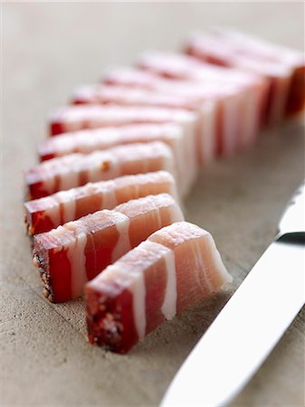 simsearch:825-07078253,k - Dicing streaky bacon Foto de stock - Con derechos protegidos, Código: 825-07076597
