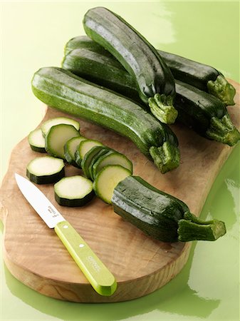 simsearch:652-07656372,k - Slicing zucchinis Photographie de stock - Rights-Managed, Code: 825-07076599