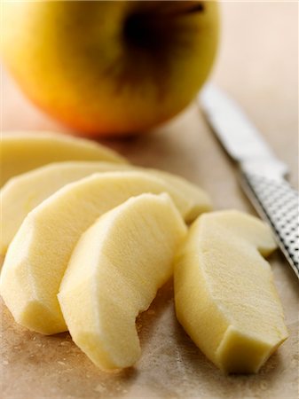 simsearch:652-07655418,k - Slicing an apple Stock Photo - Rights-Managed, Code: 825-07076592