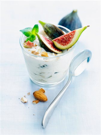 simsearch:652-05807798,k - Fromage blanc with figs Photographie de stock - Rights-Managed, Code: 825-07076624
