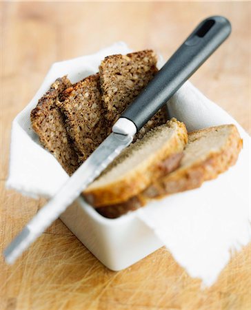simsearch:825-07077747,k - Sliced brown and black bread Photographie de stock - Rights-Managed, Code: 825-07076639