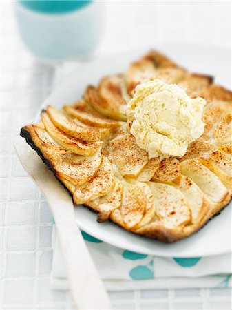 simsearch:652-05807088,k - Thin apple tart Foto de stock - Con derechos protegidos, Código: 825-07076652