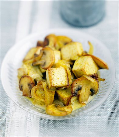 simsearch:825-07077916,k - Tofu with curry and mushrooms Stockbilder - Lizenzpflichtiges, Bildnummer: 825-07076653