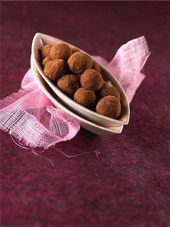 simsearch:652-07655881,k - Chocolate and passion fruit truffles Photographie de stock - Rights-Managed, Code: 825-07076686