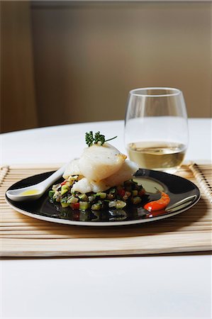 simsearch:652-03800443,k - Piece of cod on a bed of diced southern vegetables Foto de stock - Con derechos protegidos, Código: 825-07076697