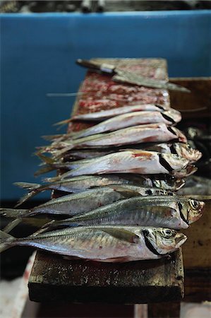 simsearch:610-01576331,k - Preparing fish at the market Foto de stock - Con derechos protegidos, Código: 825-07076702