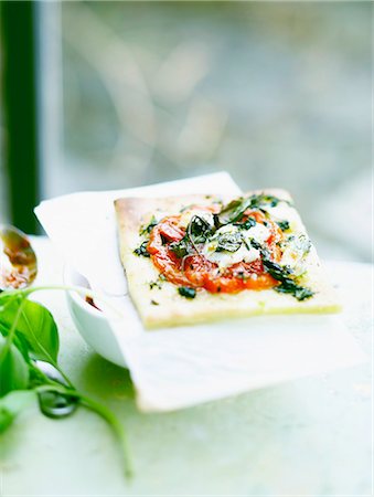 simsearch:825-07078112,k - Tomato and basil tartlet Stockbilder - Lizenzpflichtiges, Bildnummer: 825-07076726