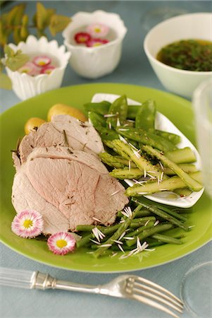 simsearch:652-06819334,k - Plate of shoulder of lamb cooked with herbs in a cloth Foto de stock - Con derechos protegidos, Código: 825-07076864