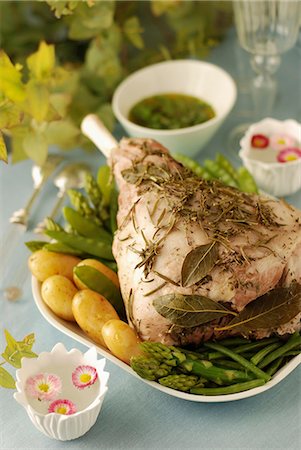 simsearch:652-01667153,k - Shoulder of lamb cooked with herbs in a cloth Photographie de stock - Rights-Managed, Code: 825-07076866