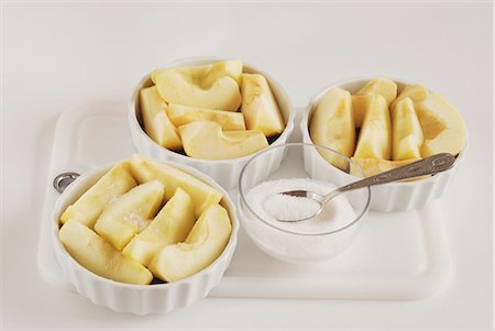 simsearch:825-07652741,k - Placing the sliced apples in the ramekins and sprinkle with sugar Photographie de stock - Rights-Managed, Code: 825-07076883