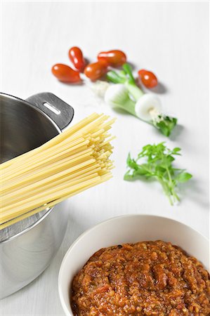 simsearch:652-01668678,k - Cooking pasta for spaghetti  Bolognaise Stock Photo - Rights-Managed, Code: 825-07076894