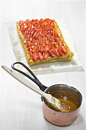 simsearch:652-05807888,k - Coating the strawberry tart with heated apricot jam Foto de stock - Con derechos protegidos, Código: 825-07076891