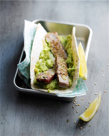 Pan-fried tuna and guacamole wrap Photographie de stock - Rights-Managed, Code: 825-07076934