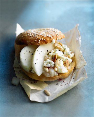 simsearch:652-07655866,k - Pear and gorgonzola bagel sandwich Photographie de stock - Rights-Managed, Code: 825-07076946