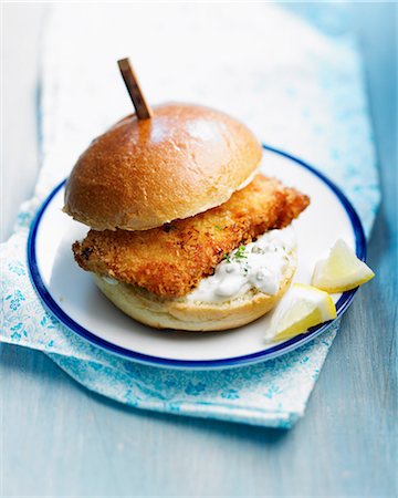 simsearch:825-07076913,k - Breaded fried fish and tartare sauce burger Photographie de stock - Rights-Managed, Code: 825-07076940