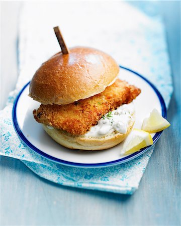 simsearch:825-06816714,k - Breaded fried fish and tartare sauce burger Foto de stock - Con derechos protegidos, Código: 825-07076940