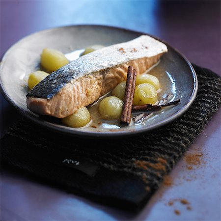 feinschmecker - Thick piece of salmon with grapes Stockbilder - Lizenzpflichtiges, Bildnummer: 825-07076957